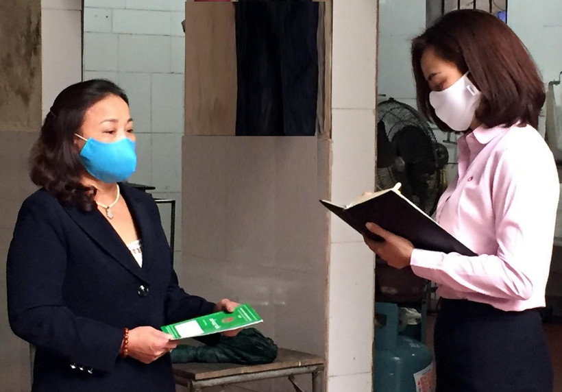 Nhân viên tín dụng Ngân hàng Chính sách xã hội quận Nam Từ Liêm kiểm tra hộ vay bị ảnh hưởng bởi dịch COVID-19 để có những giải pháp thích hợp. (Ảnh: Trần Việt/TTXVN)