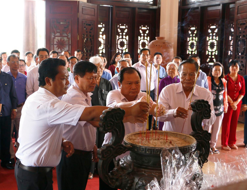 Lãnh đạo tỉnh Vĩnh Long dâng hương tưởng niệm Chủ tịch Hội đồng Bộ trưởng Phạm Hùng. (Ảnh: Lê Thúy Hằng/TTXVN)