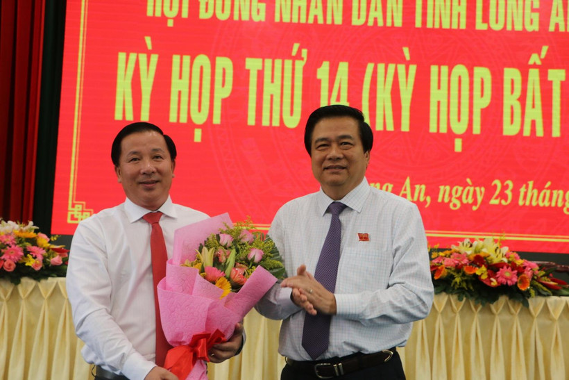 Bí thư Tỉnh ủy, Chủ tịch HĐND tỉnh Long An Phạm Văn Rạnh, tặng hoa chúc mừng ông Nguyễn Văn Út, Bí thư huyện ủy Đức Hòa, được đại biểu HĐND tỉnh tín nhiệm bầu Phó Chủ tịch UBND tỉnh Long An, nhiệm kỳ 2016-2021. (Ảnh: Thanh Bình/TTXVN)