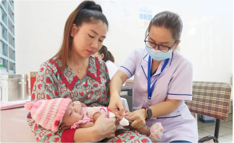 Tiêm vaccine dịch vụ tại Trạm Y tế xã Phong Phú, huyện Bình Chánh, Thành phố Hồ Chí Minh. (Ảnh: Đinh Hằng/TTXVN)