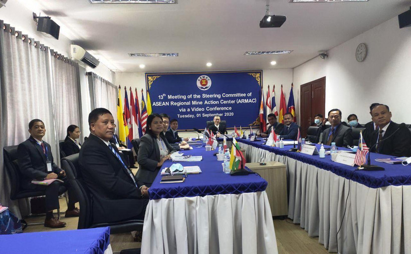 Các thành viên tập trung thảo luận và bỏ phiếu tuyển chọn Giám đốc điều hành mới của Ban Thư ký Thường trực ARMAC nhiệm kỳ 2021-2023. (Ảnh: Trang Nhung/Vietnam+) 