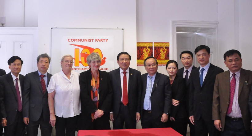 Bí thư Trung ương Đảng, Trưởng Ban Nội chính Trung ương Phan Đình Trạc (thứ 4 từ trái sang) và Đoàn công tác chụp ảnh lưu niệm cùng Chủ tịch điều hành Đảng Cộng sản Anh Liz Payne (thứ 3 từ trái sang). (Ảnh: Nguyễn Đình Thư/TTXVN)