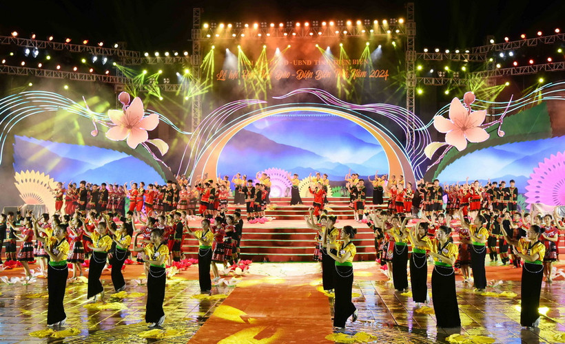 Tiết mục văn nghệ mang đậm màu sắc và nét văn hóa của các dân tộc tỉnh Điện Biên. (Ảnh: Trung Kiên/TTXVN)