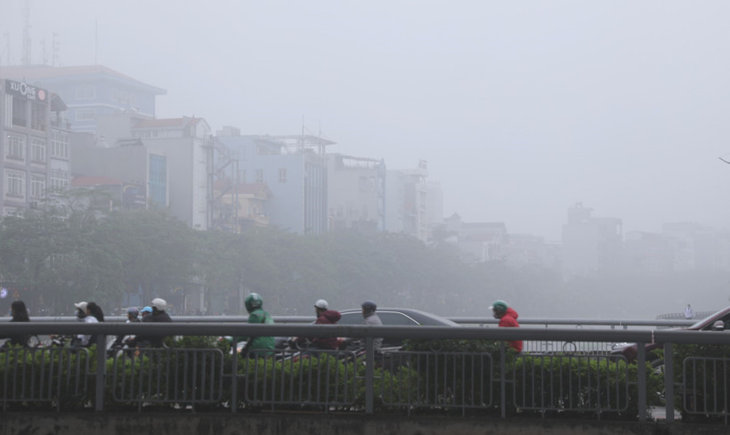 Sương mù mờ ảo tại khu vực Đường Láng. (Ảnh: Thành Đạt/TTXVN) 