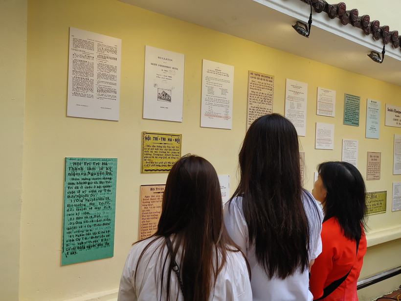 Giáo viên và học sinh tham quan không gian trưng bày. (Ảnh: Nguyễn Cúc/TTXVN)