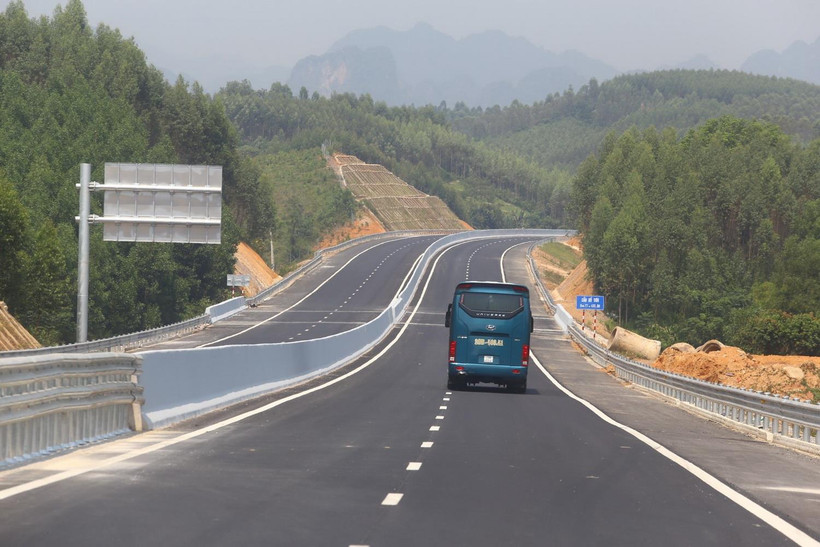 Tuyến đường cao tốc Bắc Giang-Lạng Sơn, đoạn tuyến Bắc Giang - Chi Lăng mới được hoàn thành. (Ảnh: Minh Quyết/TTXVN)