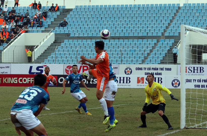 Pha tranh chấp bóng quyết liệt giữa cầu thủ hai đội. (Ảnh: Trần Lê Lâm/TTXVN)