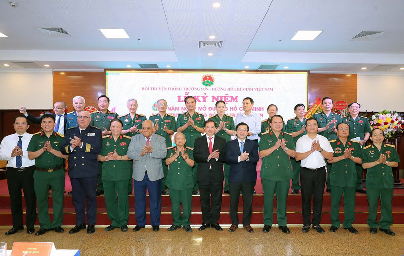 Các tướng lĩnh, nhân chứng lịch sử, đại diện các bộ, ban ngành và các đại biểu dự lễ kỷ niệm. (Ảnh: Trọng Đức/TTXVN)