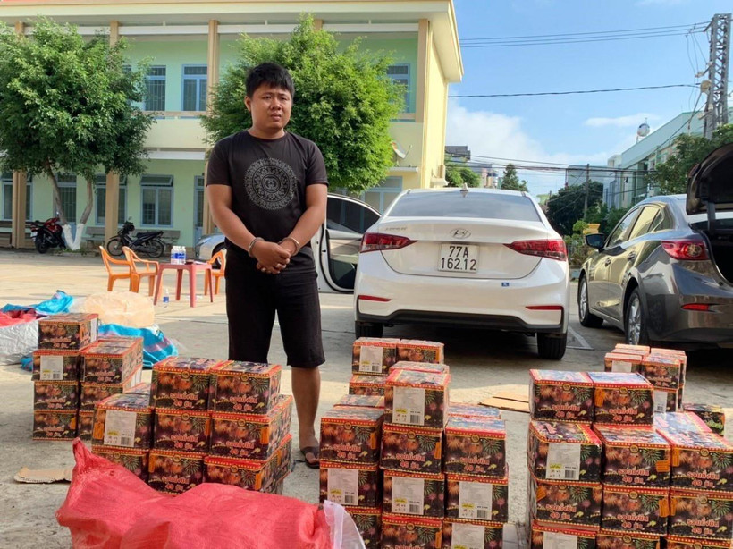 Mai Kim Viên, 27 tuổi, trú tại Phước An, Tuy Phước, Bình Định và tang vât bị thu giữ. (Ảnh: TTXVN phát)