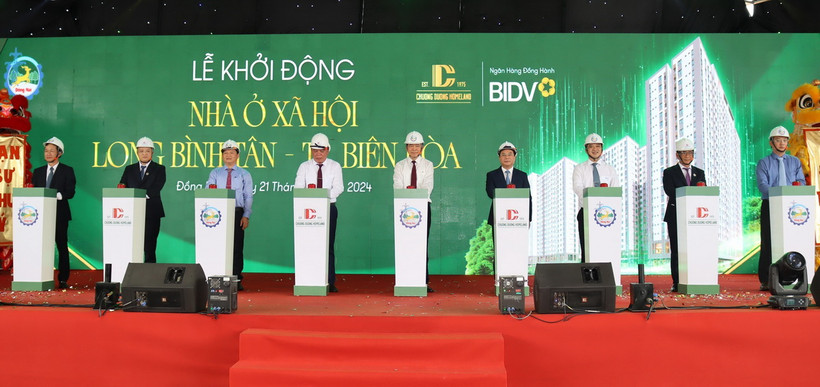 Các đại biểu thực hiện nghi thức khởi động dự án. (Ảnh: Công Phong/TTXVN)