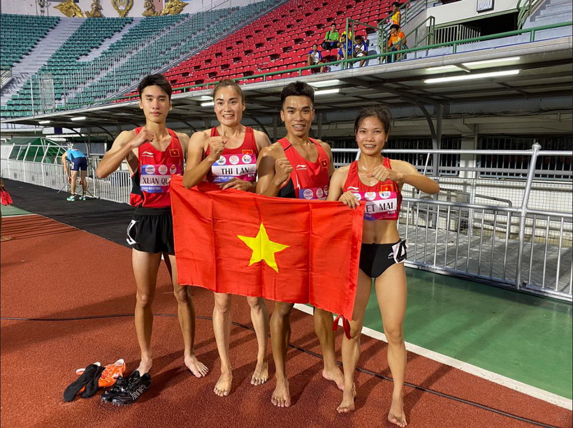 Đội tiếp sức 4x400m hỗn hợp giành tấm Huy chương Đồng châu Á và thiết lập kỷ lục quốc gia mới. (Nguồn: Liên đoàn Điền kinh Việt Nam)