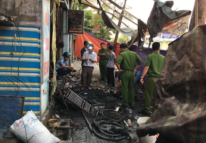 Lực lượng cức năng tỉnh Thừa Thiên-Huế đang khám nghiệm hiện trường, điều tra nguyên nhân vụ cháy. (Ảnh: Hồ Cầu/TTXVN)