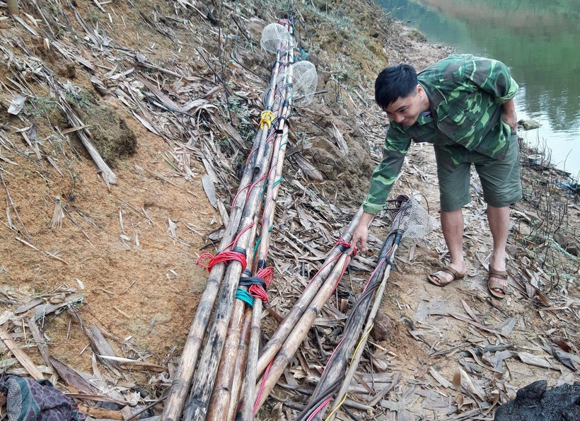 Dụng cụ đánh bắt cá của các ngư dân chủ yếu là xung điện. (Ảnh: Đức Tưởng/TTXVN)
