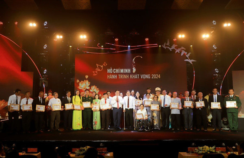 Tuyên dương cá nhân, tập thể tiêu biểu trong học tập và làm theo tư tưởng, đạo đức, phong cách Hồ Chí Minh khu vực phía Nam năm 2024 tại chương trình. (Ảnh: Hồng Giang/TTXVN)