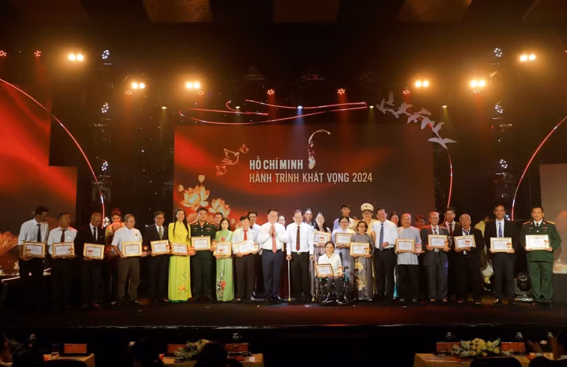 Tuyên dương cá nhân, tập thể tiêu biểu trong học tập và làm theo tư tưởng, đạo đức, phong cách Hồ Chí Minh khu vực phía Nam năm 2024 tại chương trình. (Ảnh: Hồng Giang/TTXVN)