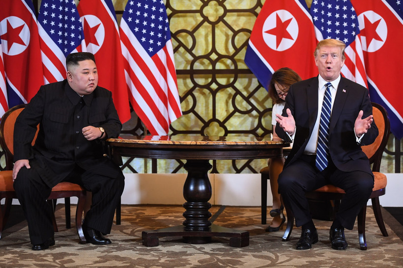 Tổng thống Mỹ Donald Trump (phải) và Chủ tịch Triều Tiên Kim Jong-un trong cuộc gặp riêng tại ngày làm việc thứ hai của Hội nghị thượng đỉnh Mỹ-Triều lần hai ở Hà Nội, ngày 28/2/2019. (Ảnh: AFP/TTXVN)