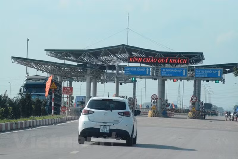 Phương tiện lưu thông qua trạm thu phí BOT Quốc lộ 38. (Ảnh: Việt Hùng/Vietnam+)
