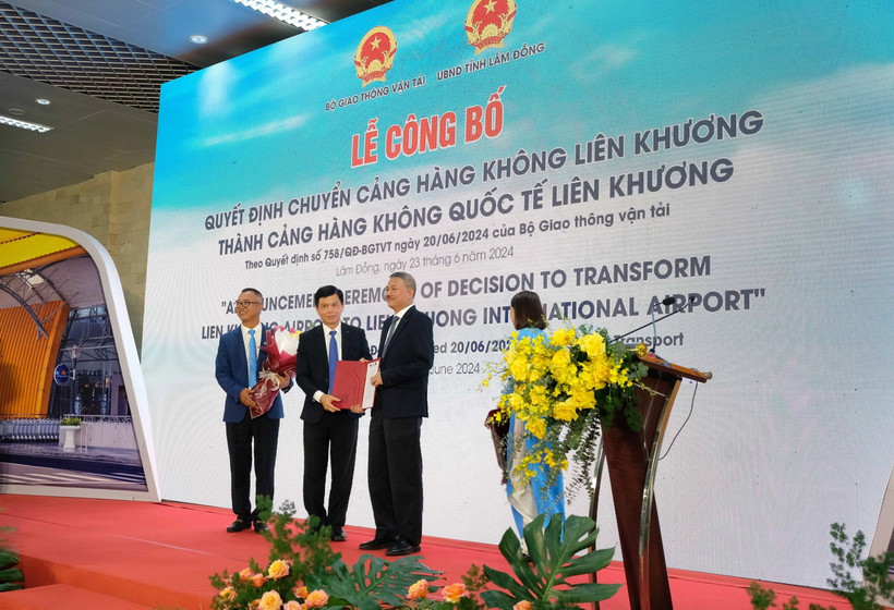 Lãnh đạo Bộ Giao thông Vận tải trao Quyết định Cảng Hàng không quốc tế cho đại diện Cảng hàng không Liên Khương. (Ảnh: Nguyễn Dũng/TTXVN)