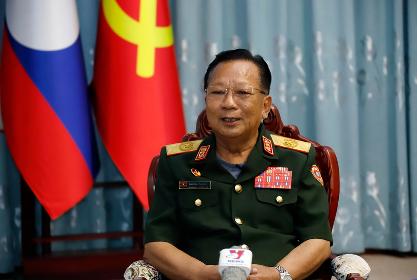 Đại tướng Chansamone Chanyalath, Ủy viên Bộ Chính trị, Phó Thủ tướng, Bộ trưởng Quốc phòng Lào trả lời phỏng vấn. (Ảnh: Bá Thành/ TTXVN)