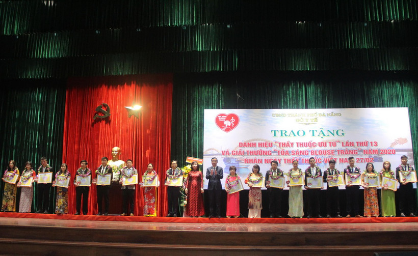 Các y, bác sỹ được vinh danh giải 'Tỏa sáng blouse trắng.' (Nguồn: Cổng Thông tin Điện tử thành phố Đà Nẵng)