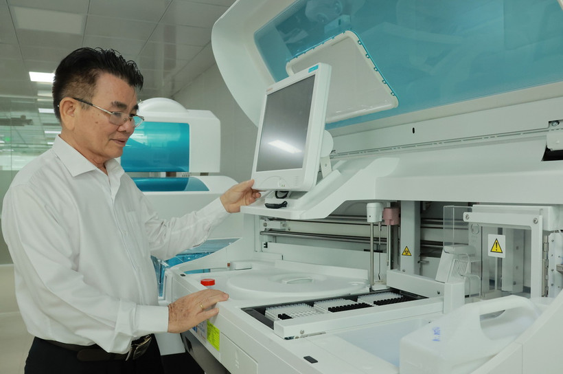 Bác sỹ Đào Cảnh Tuất kiểm tra hệ thống máy móc, trang thiết bị trước khi đưa vào vận hành Bệnh viện Vạn Phúc City. (Ảnh: Đinh Hằng/TTXVN)