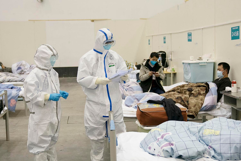 Bệnh nhân nhiễm COVID-19 được điều trị tại bệnh viện ở Vũ Hán, tỉnh Hồ Bắc, Trung Quốc. (Ảnh: THX/TTXVN)