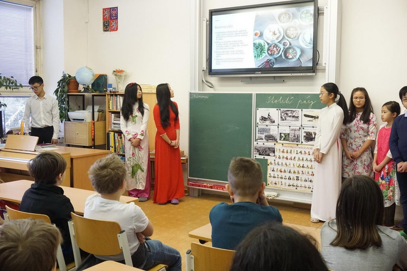 Các em học sinh giới thiệu về truyền thống gia đình Việt Nam. (Ảnh: Hồng Kỳ/TTXVN)