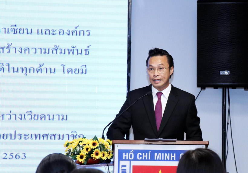 Ông Đinh Khắc Duy, Chủ tịch Hội hữu nghị Việt Nam-Thái Lan Thành phố Hồ Chí Minh, phát biểu tại buổi họp mặt. (Ảnh: Xuân Khu/TTXVN)
