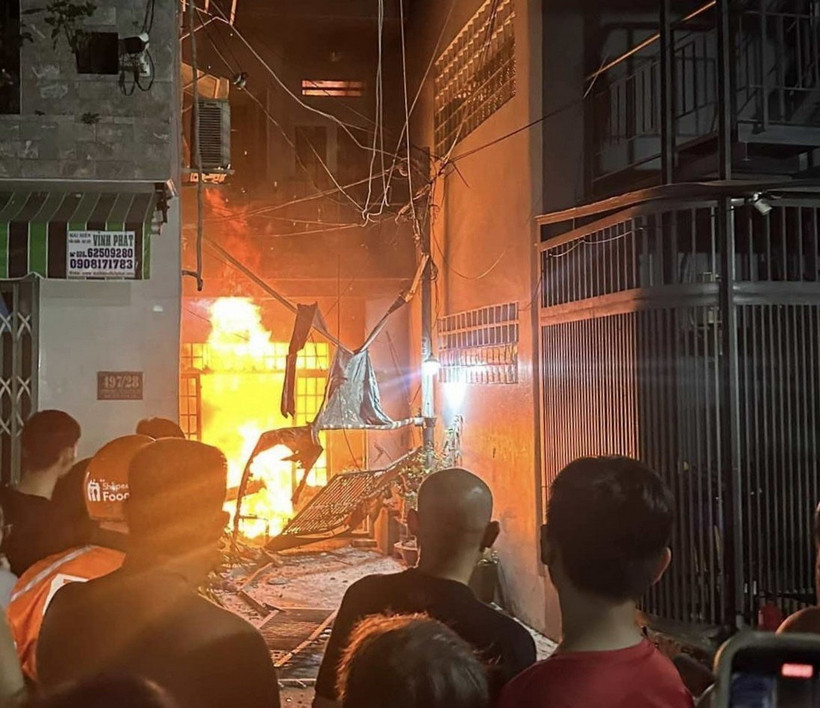 Vụ cháy nhà trong hẻm 497 đường Thống Nhất, phường 16, quận Gò Vấp khiến 3 mẹ con tử vong. (Ảnh TTXVN phát)