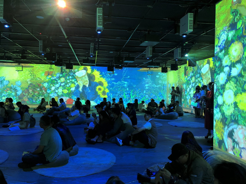 Khách tham quan triển lãm. (Ảnh: Mỹ Phương/TTXVN)