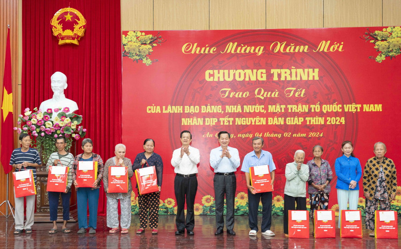 Phó Thủ tướng Lê Minh Khái và Bí thư Tỉnh ủy An Giang Lê Hồng Quang tặng quà Tết cho các hộ gia đình chính sách có hoàn cảnh khó khăn và công nhân, lao động có hoàn cảnh khó khăn trên địa bàn tỉnh An Giang. (Ảnh: Công Mạo/TTXVN)