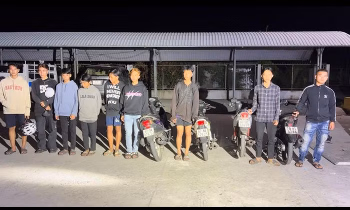 Các đối tượng cùng phương tiện bị tạm giữ tại Công an huyện Châu Phú, tỉnh An Giang. (Ảnh: Công an cung cấp)