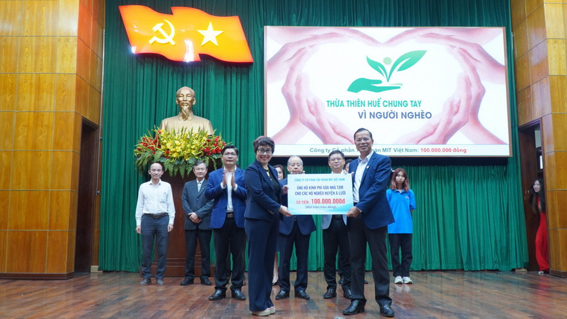 Trao kinh phí hỗ trợ xóa nhà tạm cho các hộ nghèo huyện A Lưới. (Ảnh: Mai Trang/TTXVN )