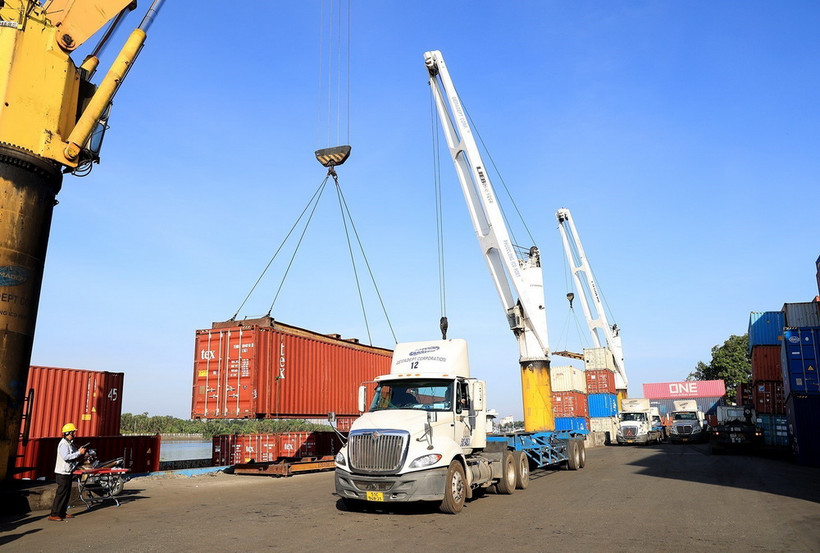 Bốc dỡ hàng hóa tại cảng Phước Long ICD, phường Phước Long A, thành phố Thủ Đức, Thành phố Hồ Chí Minh. (Ảnh: Hồng Đạt/TTXVN)