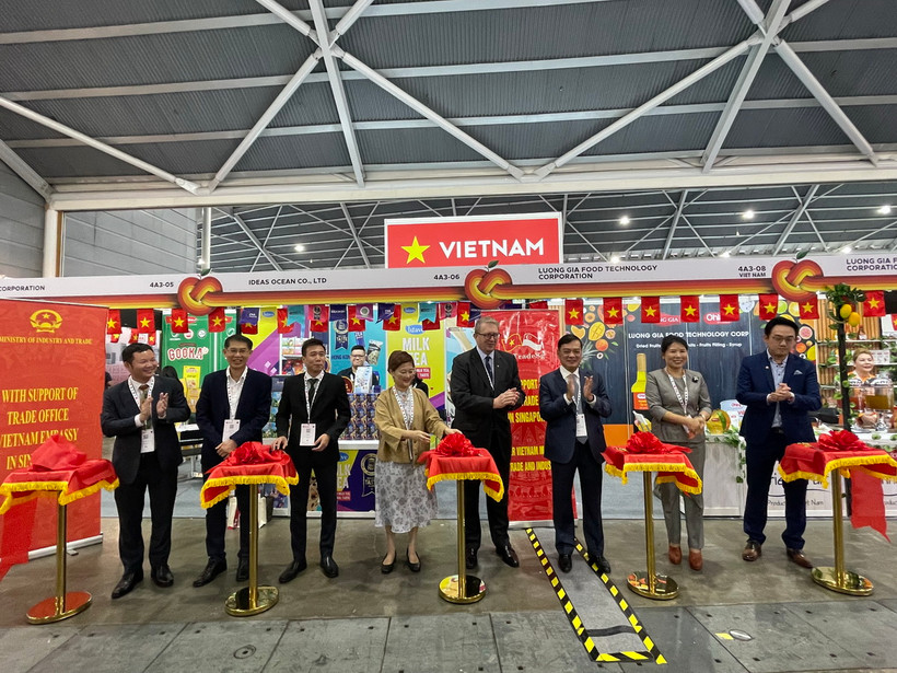 Cắt băng khai trương Gian hàng Việt Nam. (Ảnh Tất Đạt/Vietnam+)