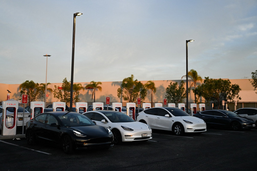 Các xe ôtô điện của Tesla tại trạm sạc ở California, Mỹ. (Ảnh: AFP/TTXVN)
