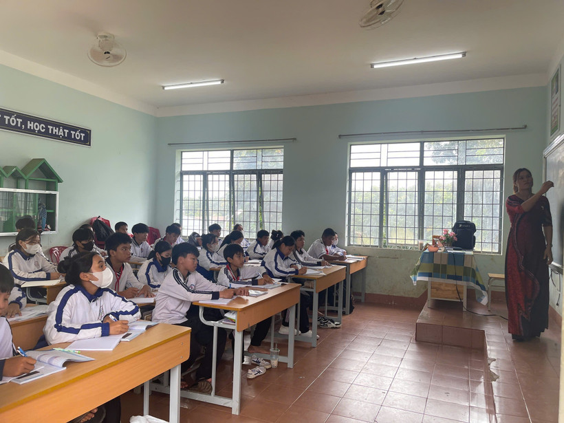 Giáo viên Trường Trung học cơ sở Nguyễn Bỉnh Khiêm, xã Ea Kpam, huyện Cư M’gar, huyện Đắk Lắk bị yêu cầu truy thu tiền phụ cấp ưu đãi đối với nhà giáo vượt mức quy định. (Ảnh: TTXVN phát)