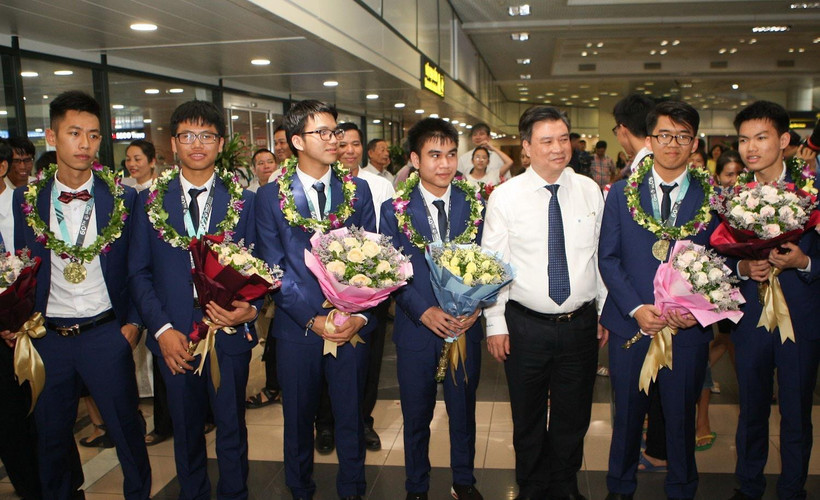 Với thành tích 2 vàng, 4 bạc, Việt Nam xếp thứ 7 trong số 110 quốc gia, vùng lãnh thổ dự thi, các thí sinh đã mang vinh quang về cho Tổ quốc. (Ảnh: Thanh Tùng/TTXVN)