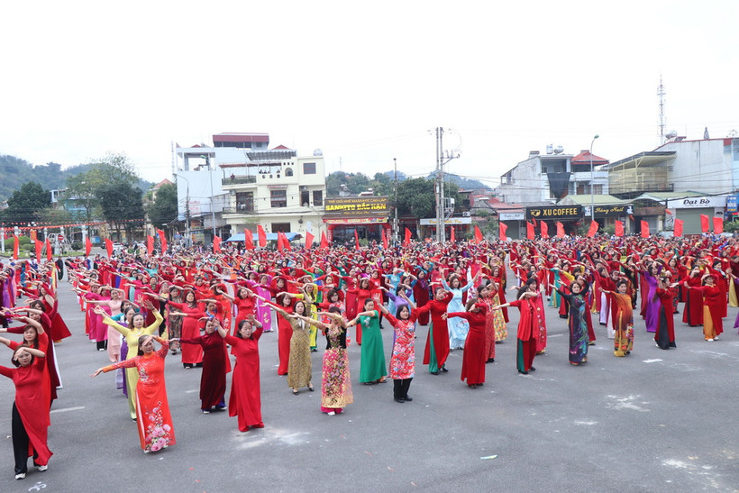 Màn đồng diễn và diễu hành áo dài của hơn 1.400 phụ nữ Bắc Kạn. (Ảnh TTXVN phát)