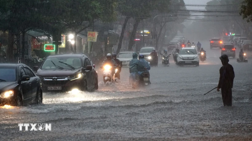 Đường Phan Đăng Lưu (quận Hải Châu, thành phố Đà Nẵng) bị ngập nhiều đoạn do mưa lớn. (Ảnh: Quốc Dũng/TTXVN)