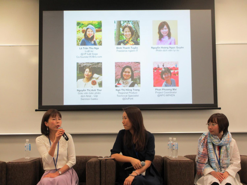 Các khách mời chia sẻ kinh nghiệm cân bằng giữa cuộc sống gia đình và sự nghiệp ở hội thảo. (Ảnh: Đào Tùng/TTXVN)