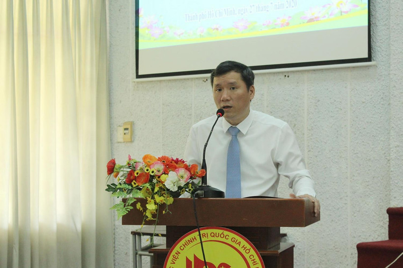 Phó Giáo sư, Tiến sỹ Lê Văn Lợi, Phó Giám đốc Học viện Chính trị quốc gia Hồ Chí Minh, phát biểu khai mạc Hội thảo. (Ảnh: Xuân Anh/TTXVN)