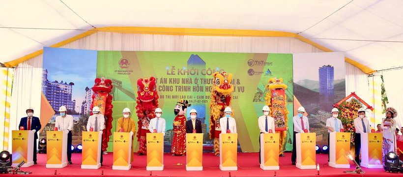 Các đại biểu bấm nút khởi công dự án xây dựng Khu nhà ở thương mại và các công trình hỗn hợp-dịch vụ, Khu đô thị mới Lào Cai-Cam Đường, thành phố Lào Cai. 
