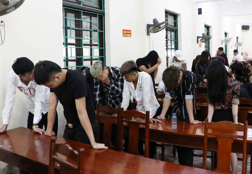 Các đối tượng tại cơ quan điều tra. (Ảnh: Đinh Tuấn/TTXVN)