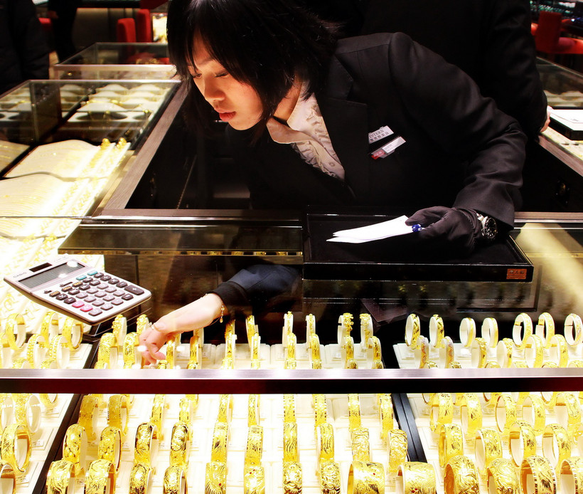 Tại một cửa hàng vàng ở Hong Kong. (Ảnh: THX/TTXVN)