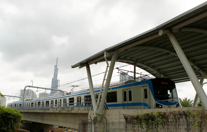 Đoàn tàu đầu tiên của tuyến Metro số 1 (Bến Thành-Suối Tiên) chạy thử nghiệm. (Ảnh: Thanh Vũ/TTXVN)