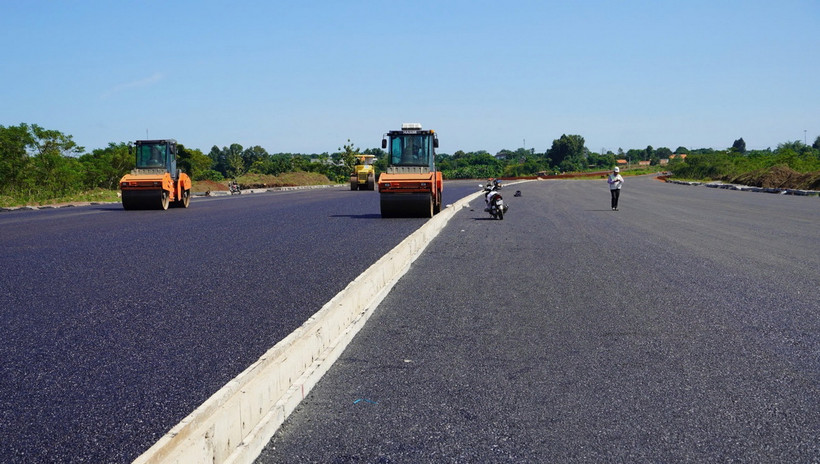Đơn vị thi công tiến hành thảm nhựa kilomet đầu tiên của dự án thành phần 3 cao tốc Biên Hòa-Vũng Tàu. (Ảnh: Hoàng Nhị/TTXVN)
