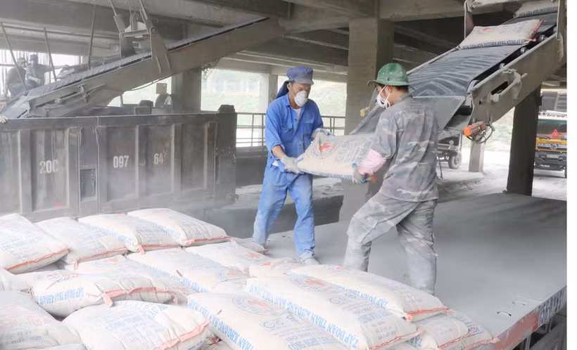 Công nhân bốc xếp ximăng thành phẩm. (Ảnh: Hoàng Nguyên/TTXVN)