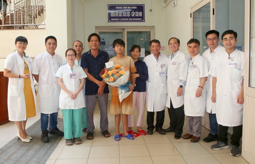 Đội ngũ bác sỹ Trung tâm Nhi khoa chúc mừng bệnh nhi được điều trị thành công và xuất viện. (Ảnh: TTXVN phát)