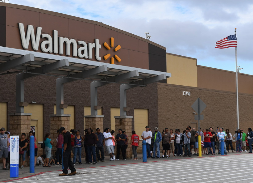 Người dân xếp hàng bên ngoài cửa hàng Walmart ở Houston, Texas, Mỹ. (Ảnh: AFP/TTXVN)